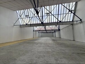 Light Industrial in Montreuil to rent Interior Photo- Image 1 of 4