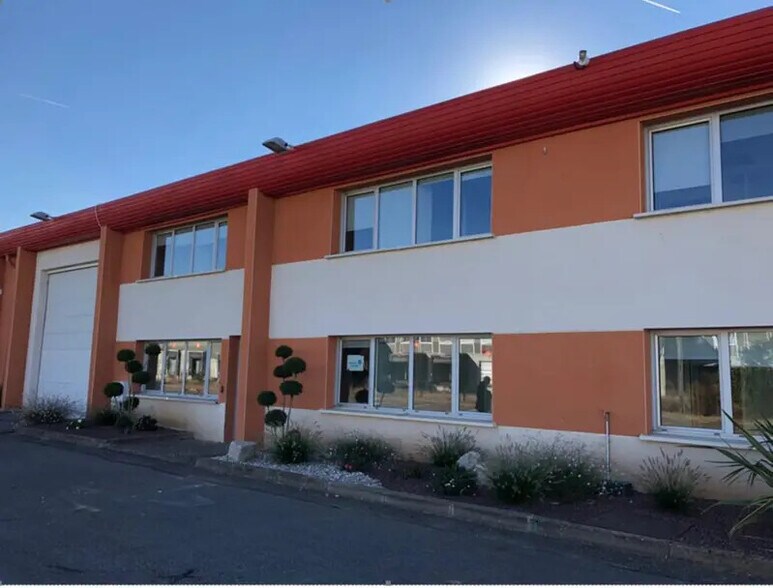 Light Industrial in Décines-Charpieu to rent - Building Photo - Image 1 of 16