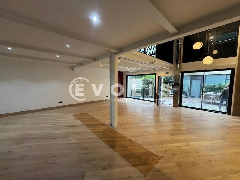 Location Bureaux 374 m² - Photo 1