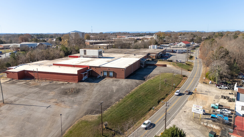 2146 Highland Ave NE, Hickory, NC for sale - Building Photo - Image 1 of 15