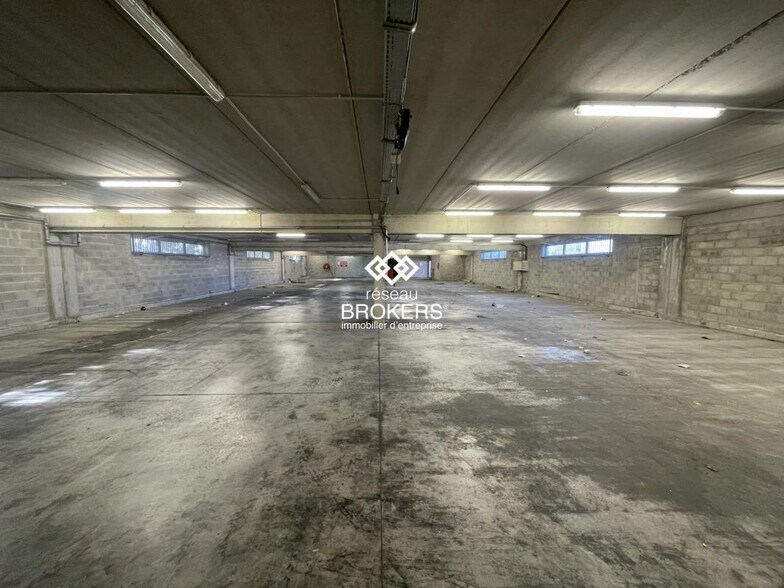 Industrial in Aubagne to rent - Building Photo - Image 3 of 6