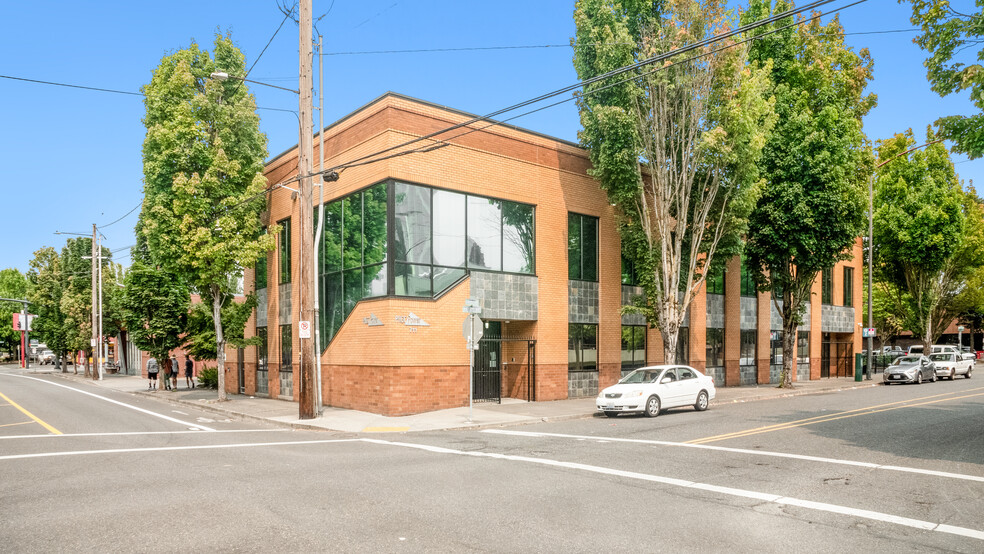 711 NE Halsey St, Portland, OR for rent - Primary Photo - Image 1 of 8