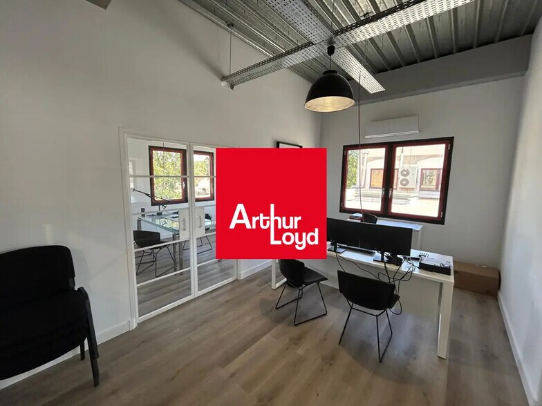 Office in Aubagne to rent - Interior Photo - Image 1 of 6