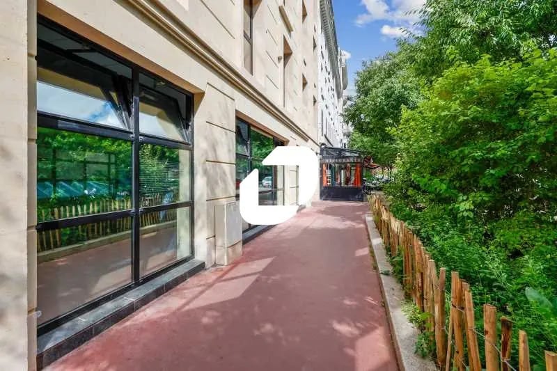 Office in Levallois-Perret to rent - Building Photo - Image 2 of 16