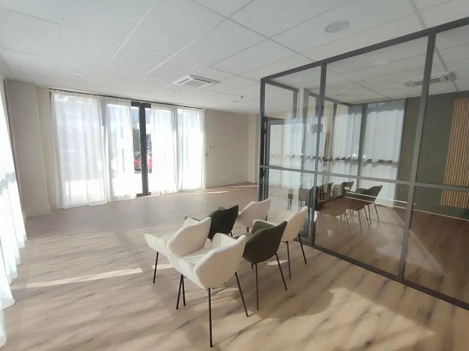 Office in Bourgoin-Jallieu for sale Primary Photo- Image 1 of 8