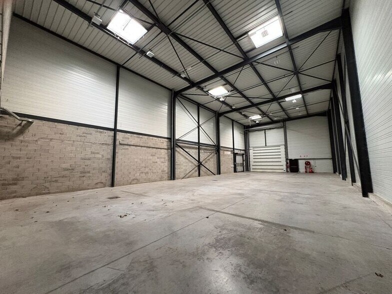 Light Industrial in Satolas-et-Bonce to rent - Interior Photo - Image 3 of 14