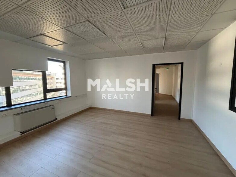 Office in Tassin-la-Demi-Lune to rent - Interior Photo - Image 2 of 11