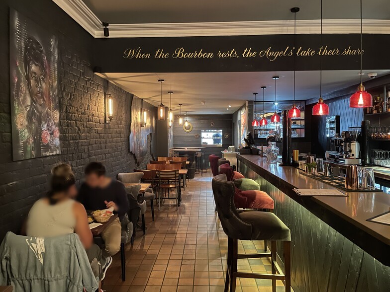 387 Roman Rd, London to rent - Building Photo - Image 2 of 8