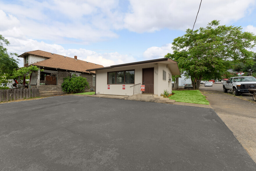 967 SE Pine St, Roseburg, OR for sale - Building Photo - Image 3 of 15