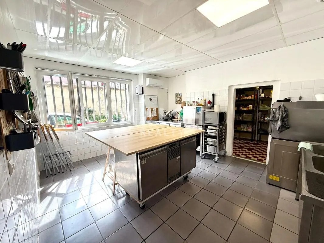 Retail in Villeurbanne to rent Interior Photo- Image 1 of 5