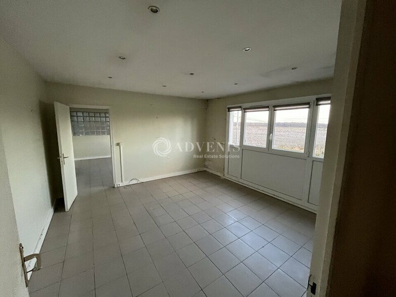 Light Industrial in Le Mesnil-Saint-Denis for sale - Interior Photo - Image 2 of 4