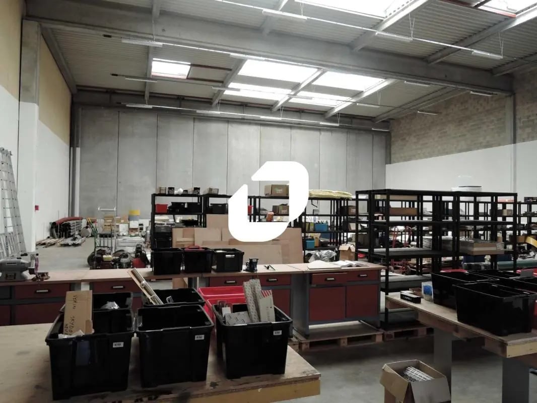 Light Industrial in Moissy-Cramayel to rent Interior Photo- Image 1 of 3