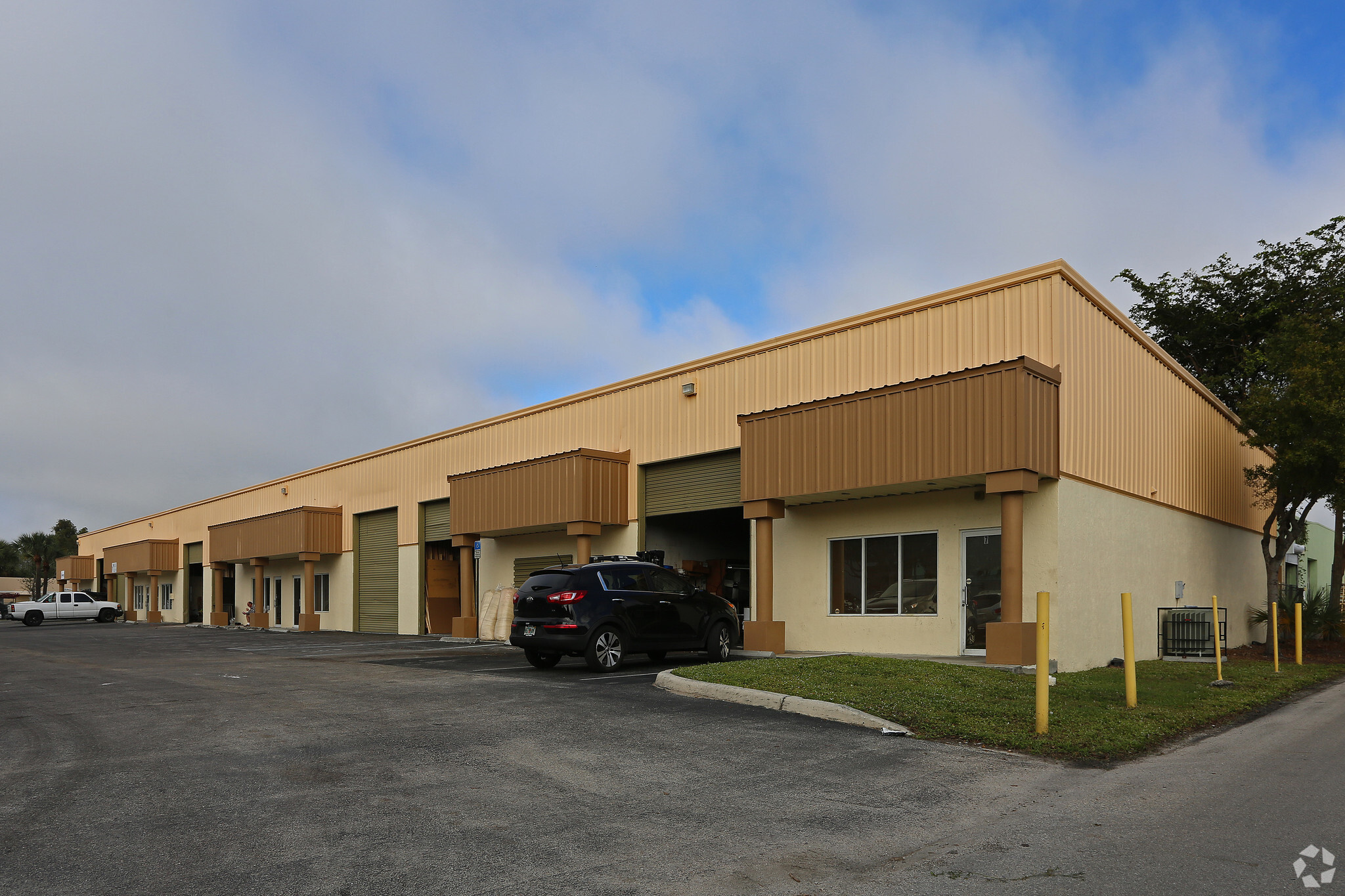 8360 Currency Dr, Riviera Beach, FL for rent Building Photo- Image 1 of 5