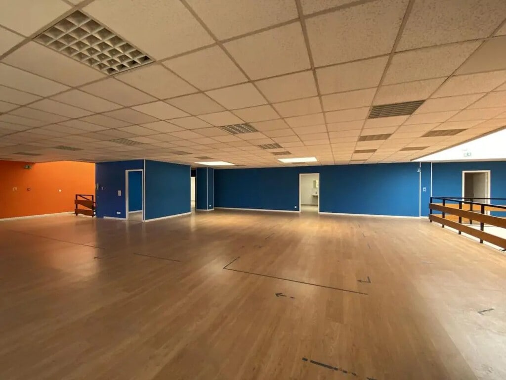Location Bureaux 696 m² - Photo 1