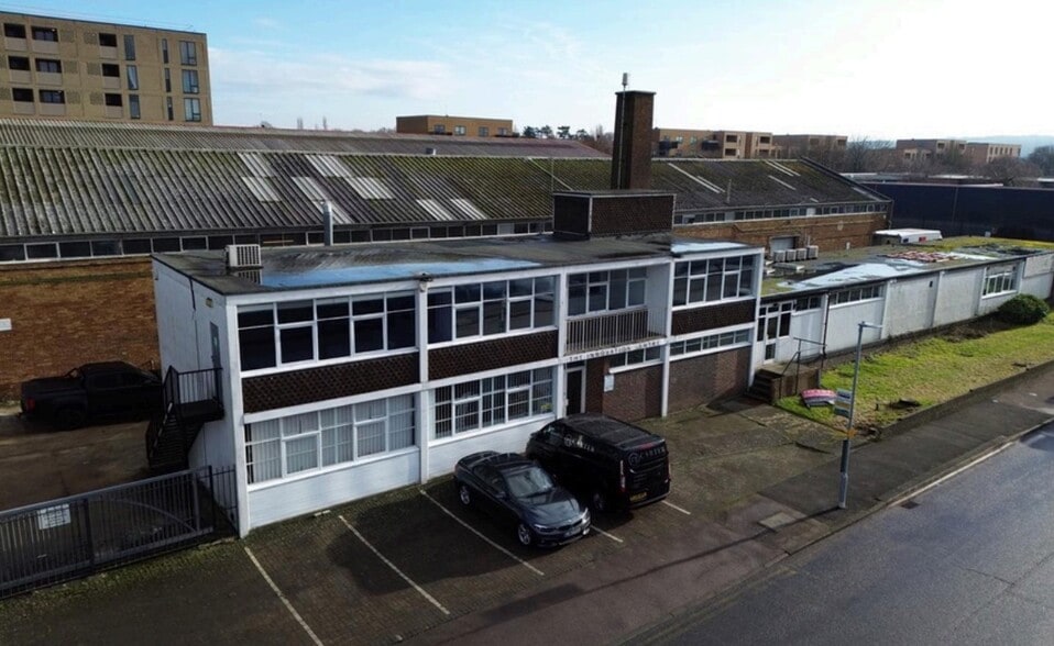 15-23 Greenhill Crescent, Watford to rent - Building Photo - Image 3 of 3