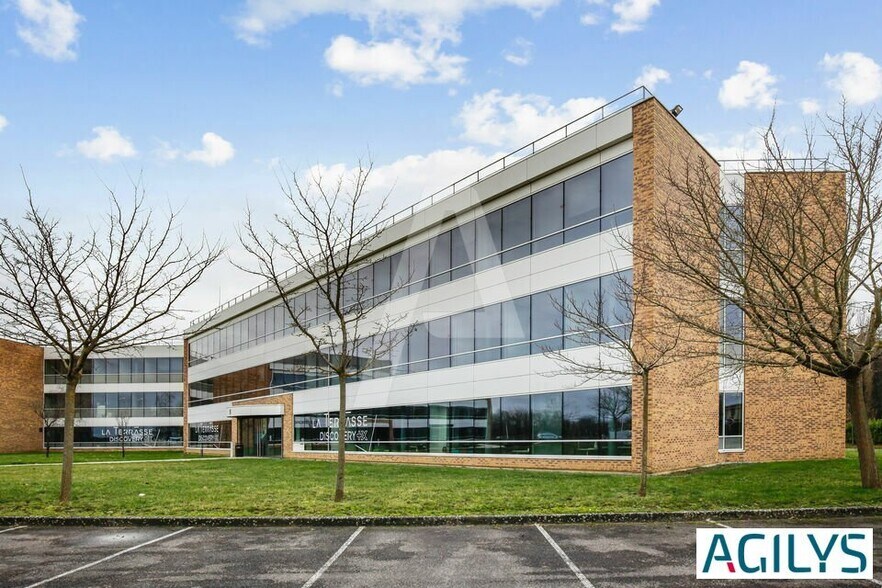 Route De L'orme, Saclay to rent - Building Photo - Image 2 of 12