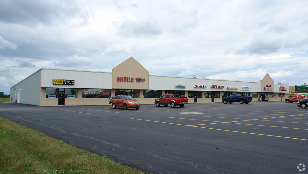 5671-5719 Bay Rd, Saginaw, MI for sale - Primary Photo - Image 1 of 1