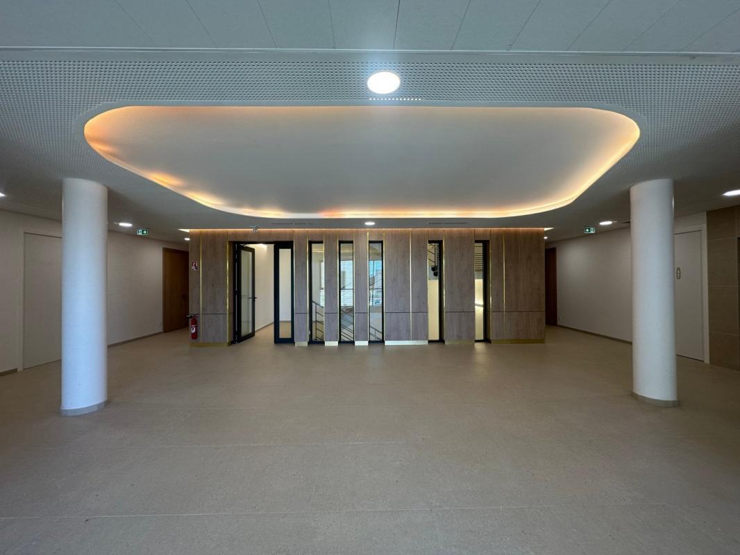 Office in Genas to rent Building Photo- Image 1 of 9