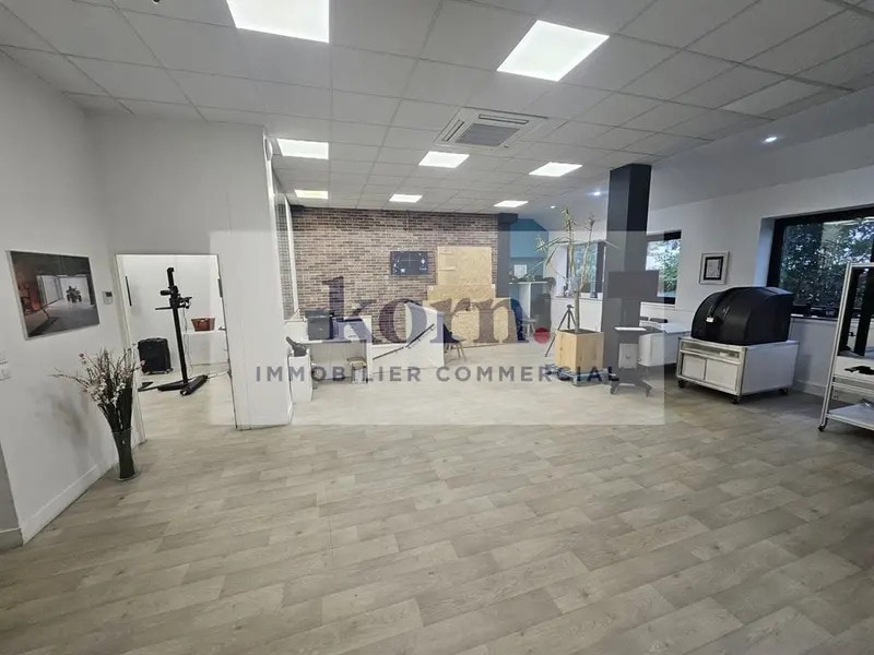 Location Bureaux 241 m² - Photo 1