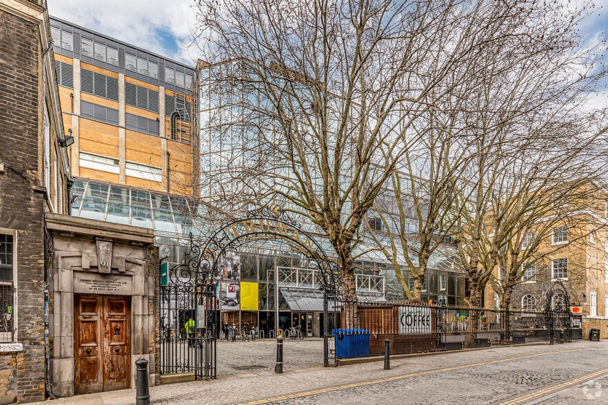 91 Brick Ln, London to rent - Building Photo - Image 2 of 7