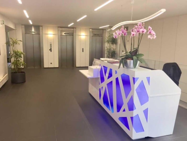 Office in Charenton-le-Pont to rent - Lobby - Image 2 of 3
