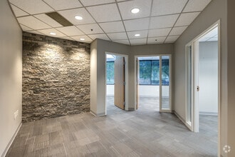 2525 Harrodsburg Rd, Lexington, KY to rent Interior Photo- Image 2 of 5