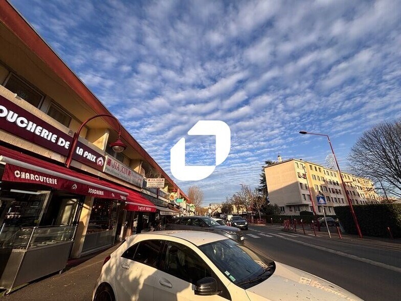 Retail in Fresnes to rent - Building Photo - Image 1 of 1