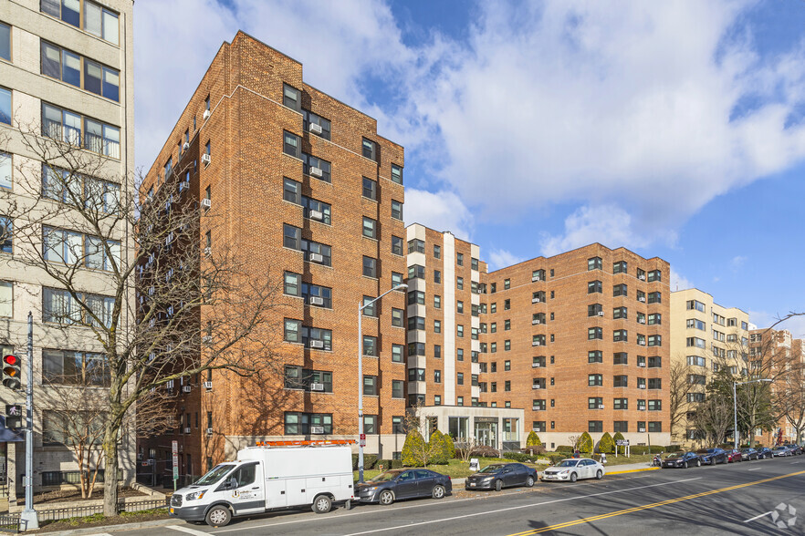 3130 Wisconsin Ave NW, Washington, DC for rent - Building Photo - Image 2 of 4