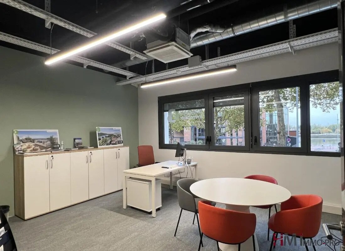 Office in Rouen to rent Interior Photo- Image 1 of 11