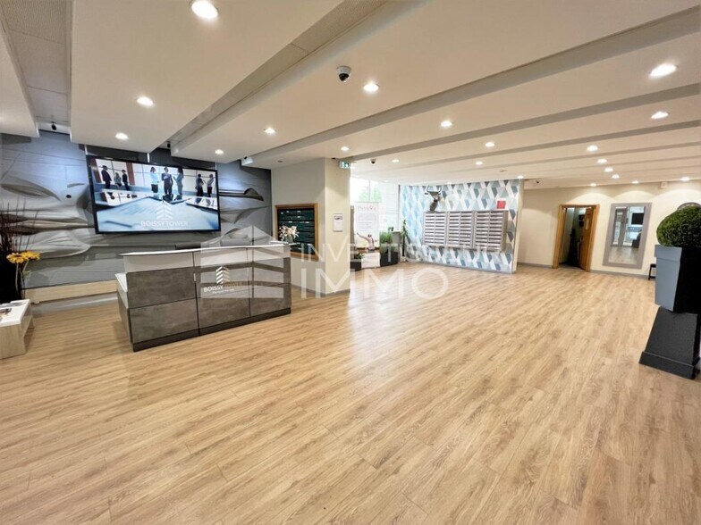 Office in Boissy Saint Leger to rent - Lobby - Image 3 of 9