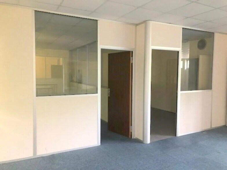 Office in Buc to rent - Interior Photo - Image 2 of 11