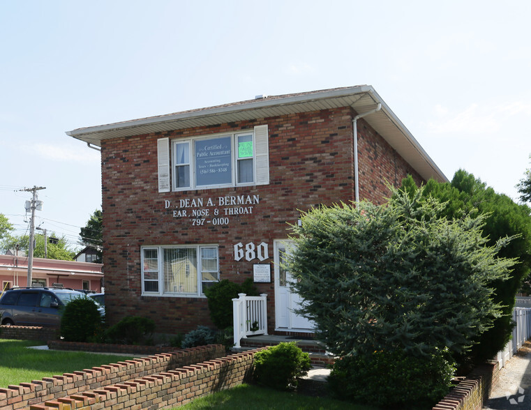 680 Broadway, Massapequa, NY for rent - Primary Photo - Image 1 of 3