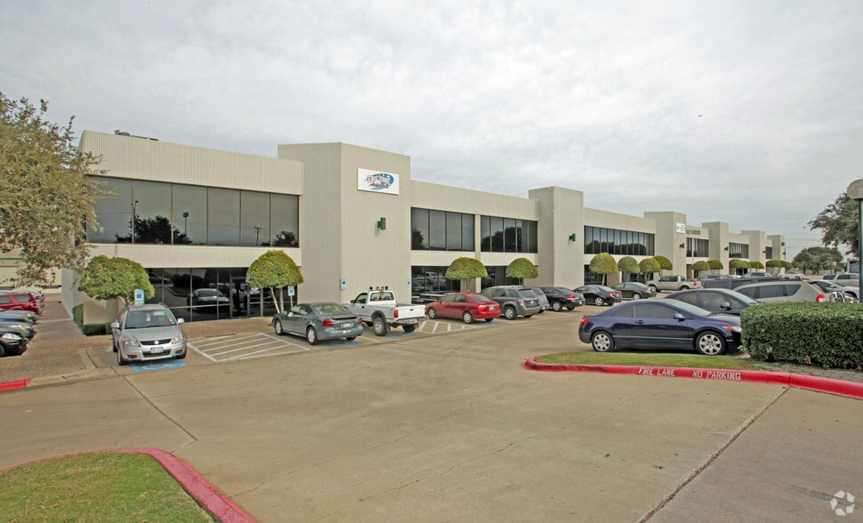 1111 W Carrier Pky, Grand Prairie, TX for rent - Building Photo - Image 1 of 4