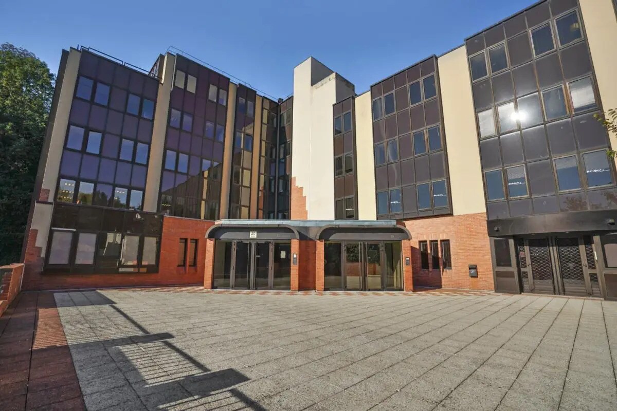 Office in Saint-Germain-en-Laye to rent Building Photo- Image 1 of 12