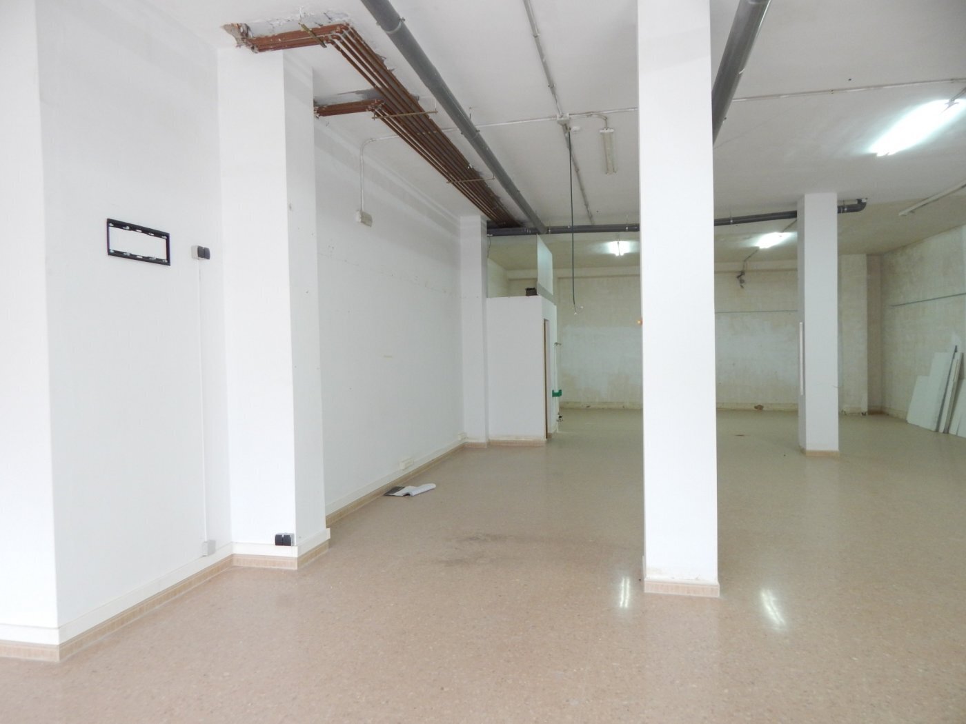 Retail in València to rent Building Photo- Image 1 of 11