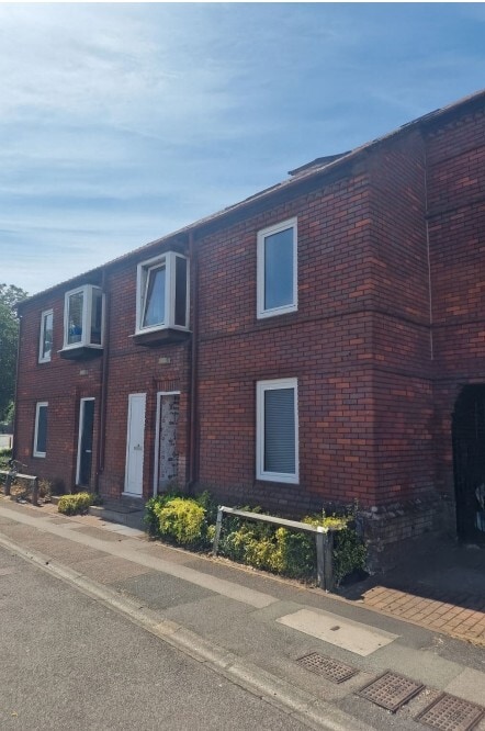 14 The Green, Newport Pagnell to rent Building Photo- Image 1 of 4