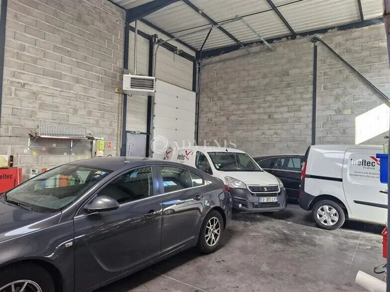 Light Industrial in Vénissieux to rent - Building Photo - Image 2 of 8