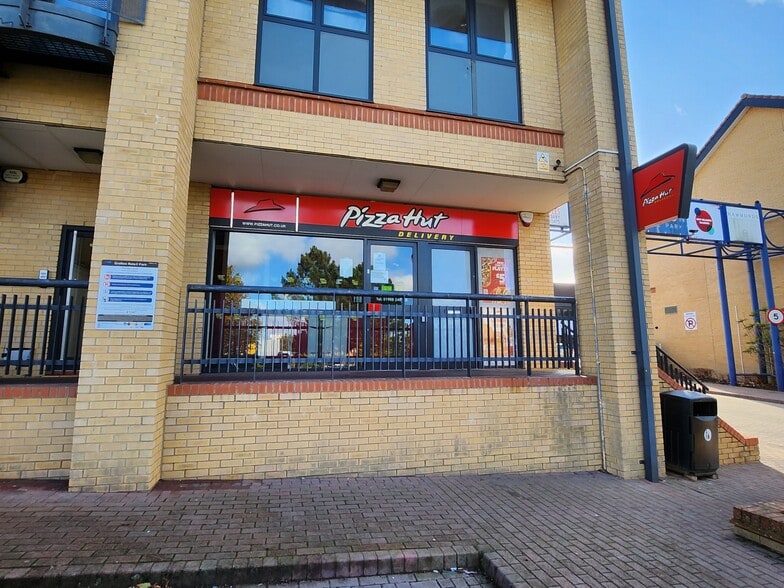 Oldbrook, Milton Keynes to rent - Building Photo - Image 1 of 19