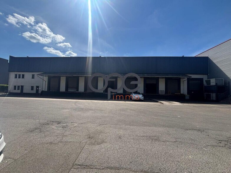Industrial in Gonesse to rent - Building Photo - Image 1 of 8