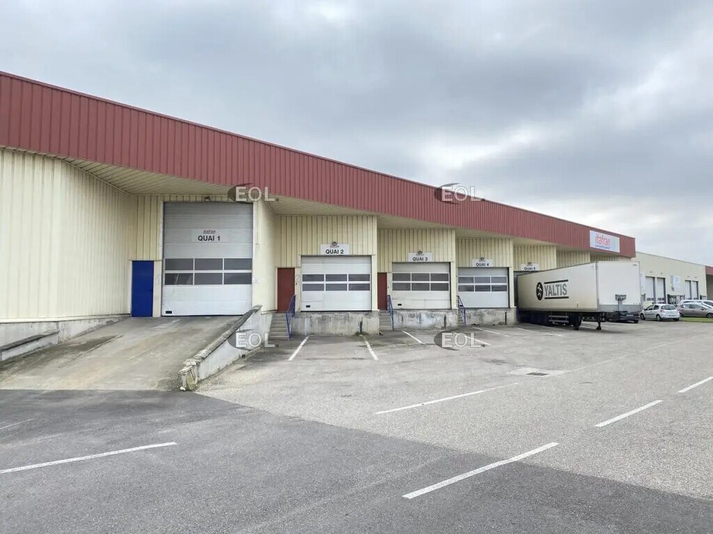 Location Entrepôt 1 790 m² - Photo 1