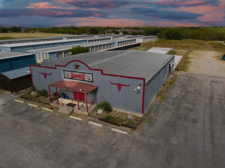 528 Tenth St, Floresville, TX for sale - Building Photo - Image 1 of 1