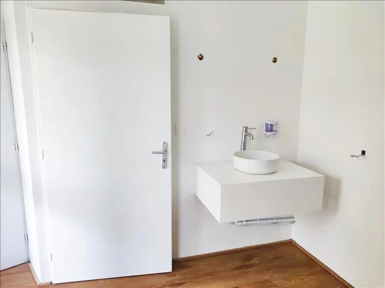 Retail in Montpellier to rent - Interior Photo - Image 2 of 4