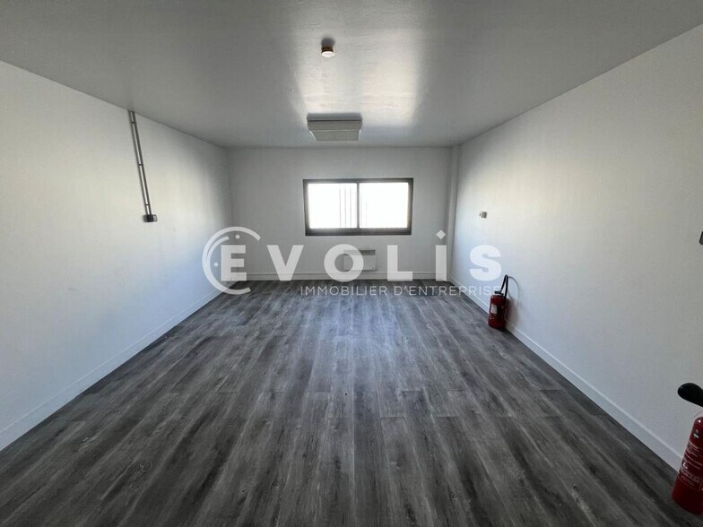 Light Industrial in Combs-la-Ville to rent - Interior Photo - Image 3 of 10