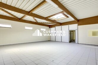 Light Industrial in Décines-Charpieu to rent Interior Photo- Image 1 of 1