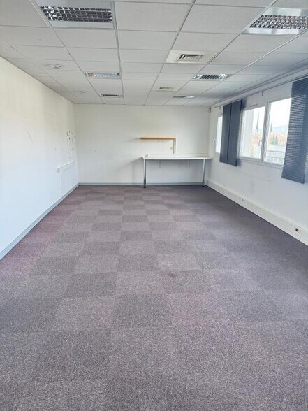 Office in Gémenos to rent - Interior Photo - Image 2 of 5