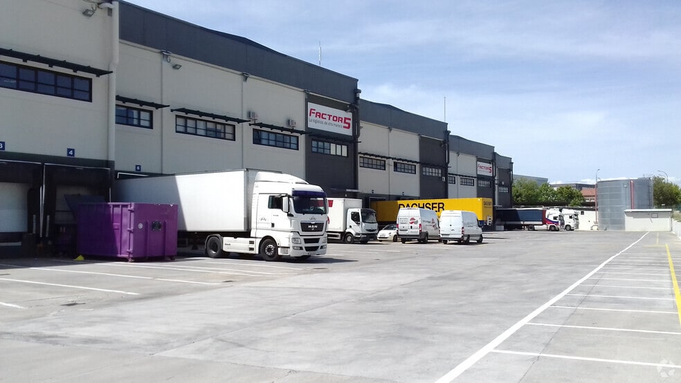 Calle Vega del Henares, 4, Quer, Guadalajara to rent - Building Photo - Image 3 of 5