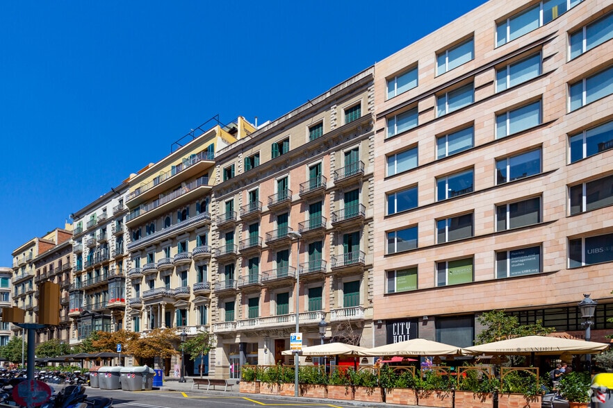 Office in Barcelona, Barcelona to rent - Building Photo - Image 3 of 5