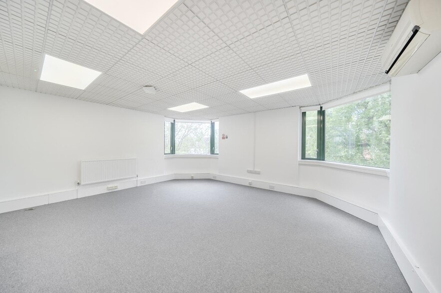 Bunns Ln, London to rent - Interior Photo - Image 3 of 5