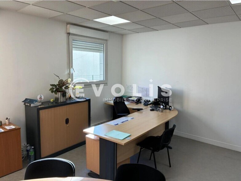 Light Industrial in Morangis to rent - Interior Photo - Image 3 of 7