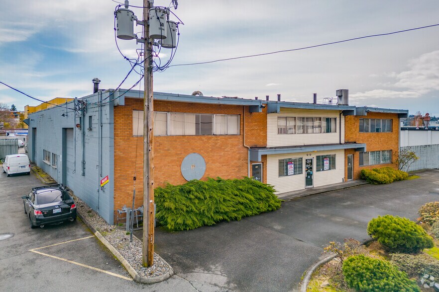 384 Lynn Ave, North Vancouver District, BC for rent - Primary Photo - Image 1 of 4